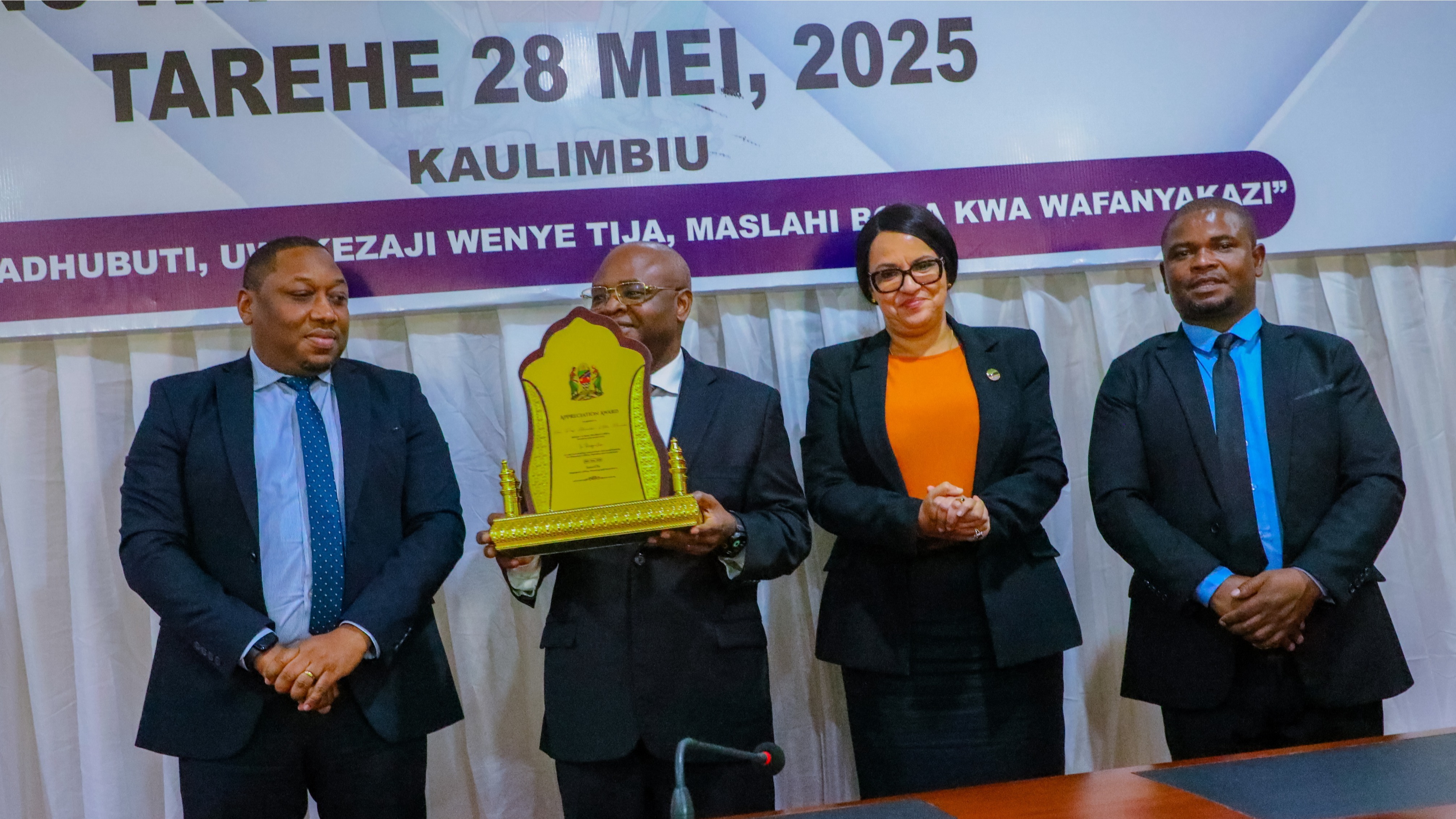 PROF. MKUMBO ATUNUKIWA TUZO YA KUTAMBUA UONGOZI MAHIRI